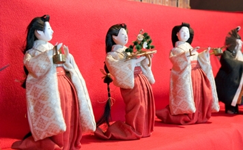 【ひな祭り】ひな人形の三人官女の並べ方は？役割や持ち物についても