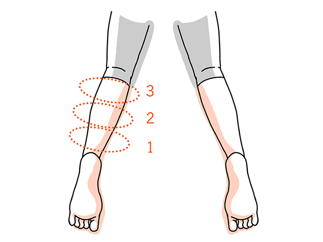 左足首付近から膝方向へ順に押す。