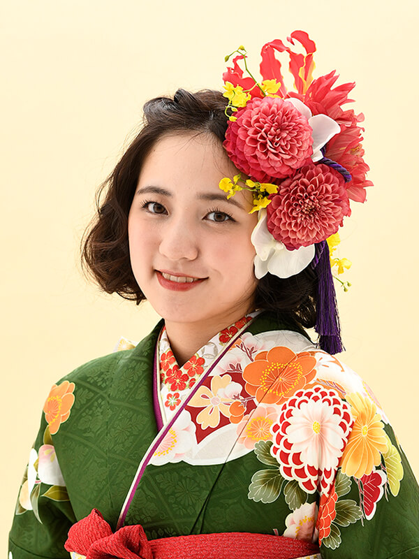 ショートヘアははねる、まとめるでも雰囲気が変わる