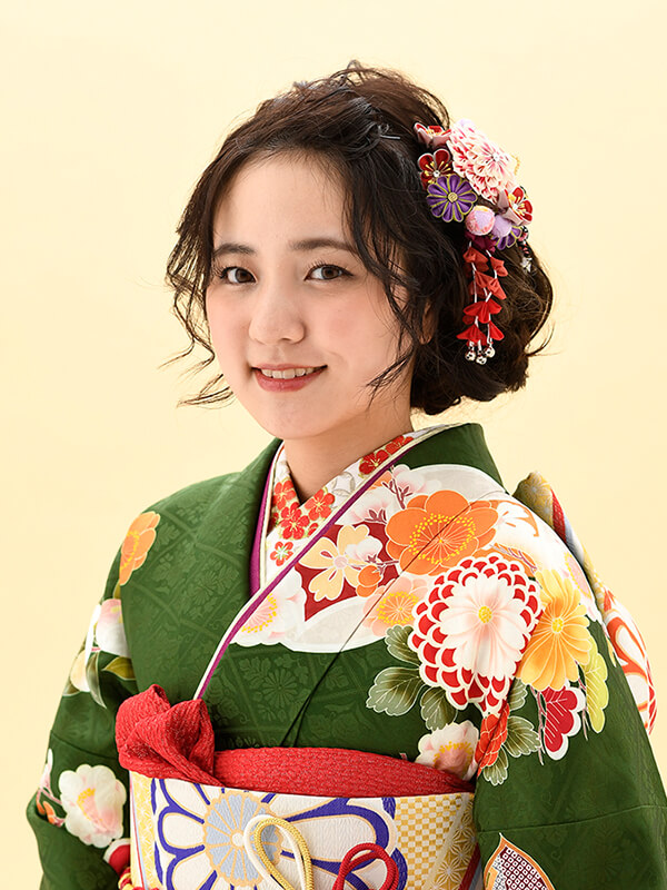 成人式の振袖髪型・ミディアム：華やかサイドアップ