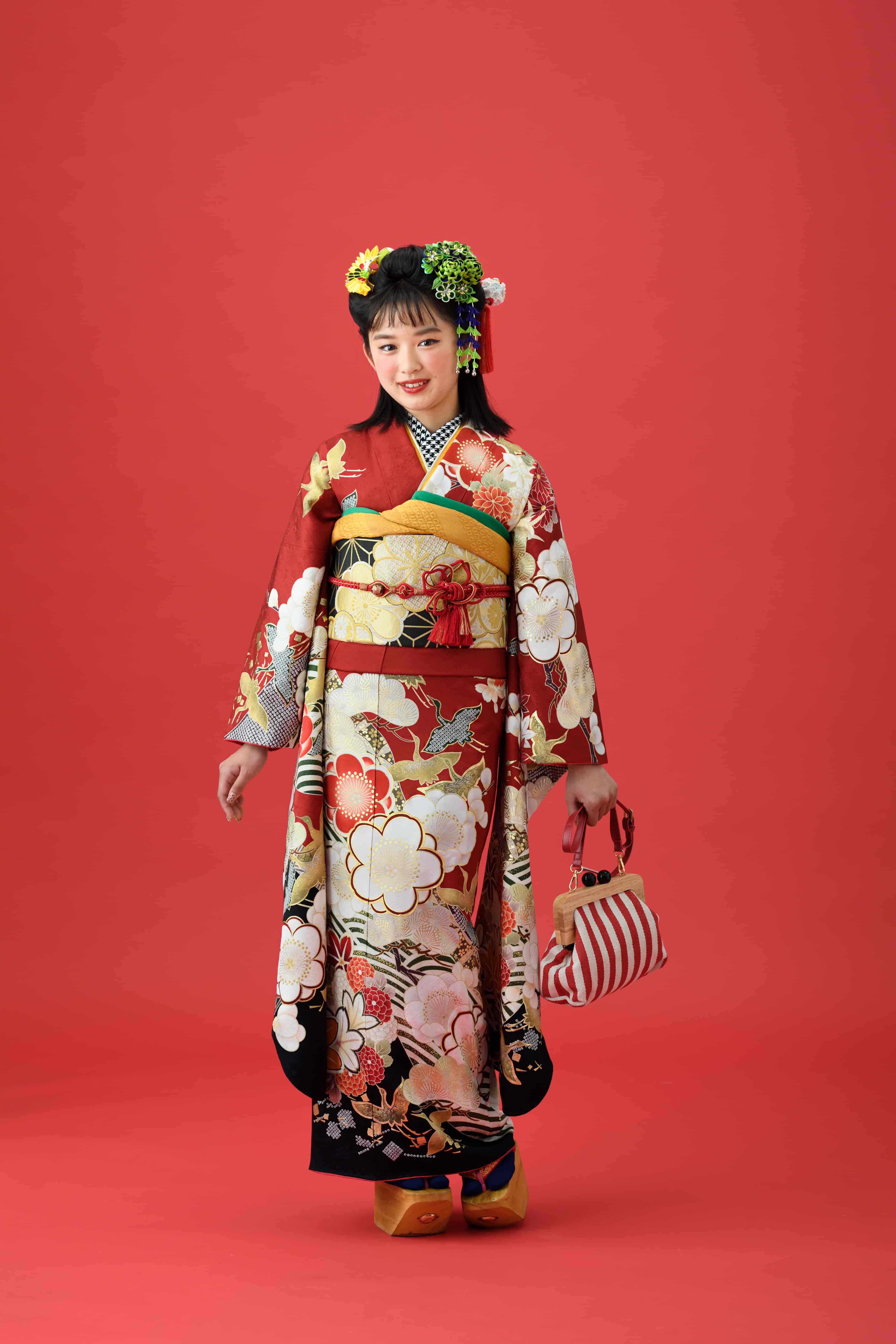 【美品】IKKOプロデュース 振袖コーデ 赤 花柄 成人式 赤白振袖どちらを選ぶ?成人式で華やぐトレンドコーデを大研究