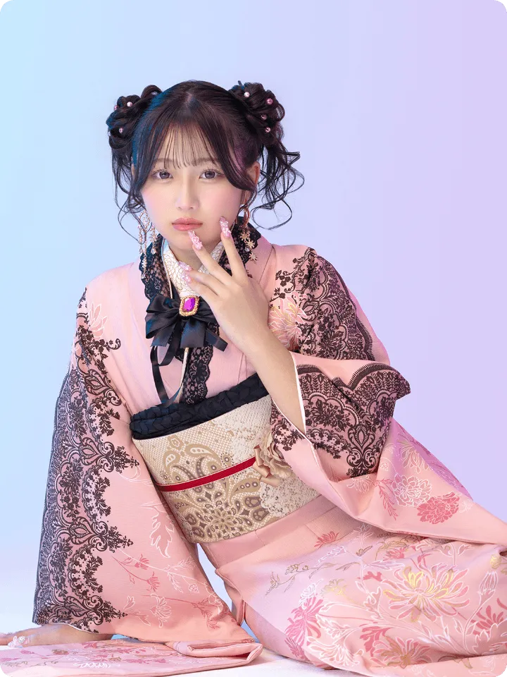 希空が着用する大人フェミニンなピンク振袖 AF-E004