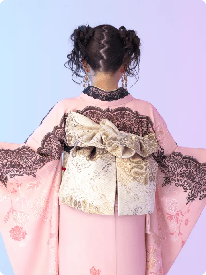 希空が着用する大人フェミニンなピンク振袖 AF-E004