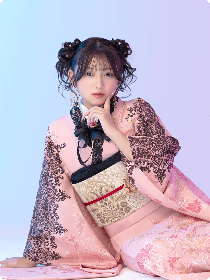 希空が着用する大人フェミニンなピンク振袖 AF-E004