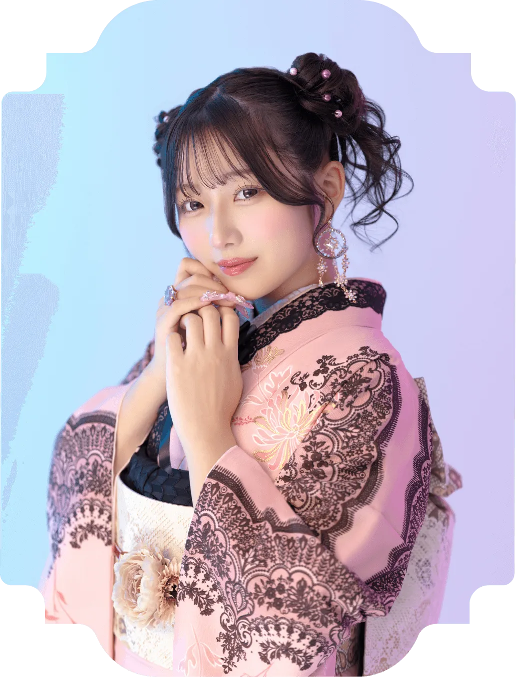 希空が着用する大人フェミニンなピンク振袖 AF-E004