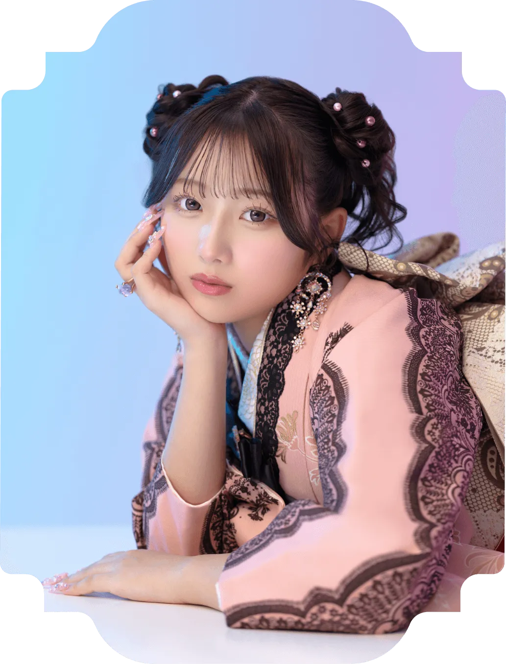 希空が着用する大人フェミニンなピンク振袖 AF-E004