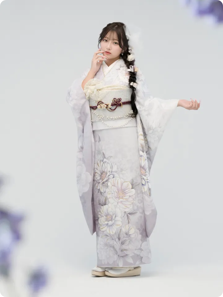 希空が着用するパール付くすみグレー振袖 AF-F003