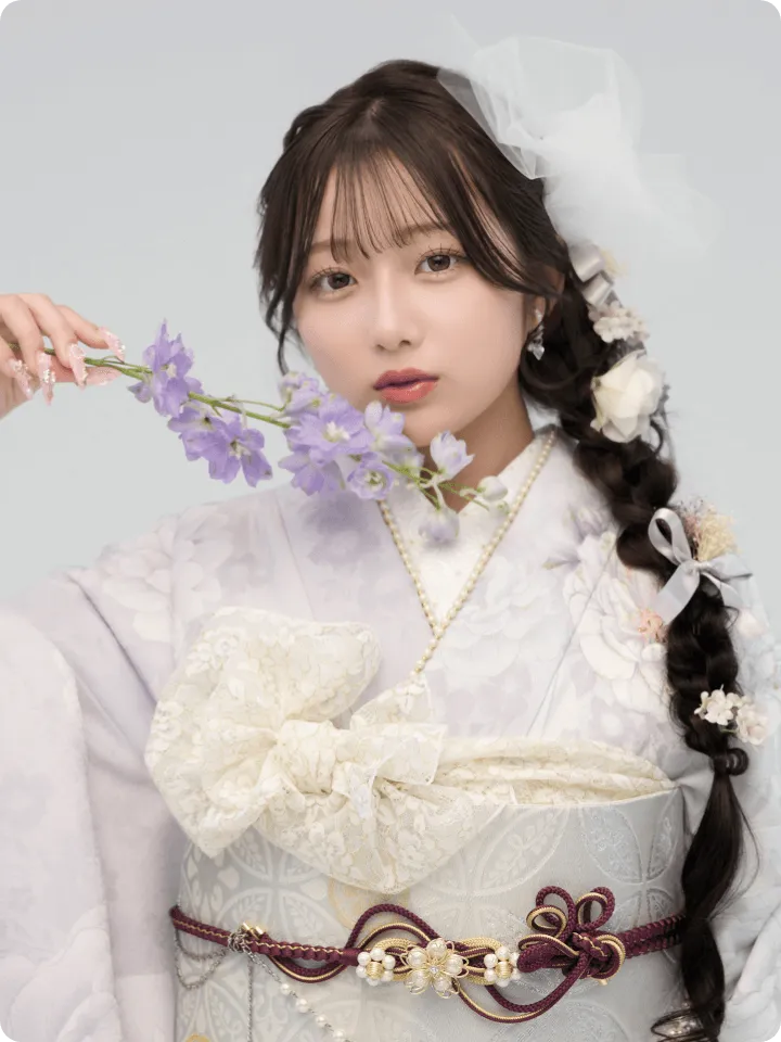 希空が着用するパール付くすみグレー振袖 AF-F003