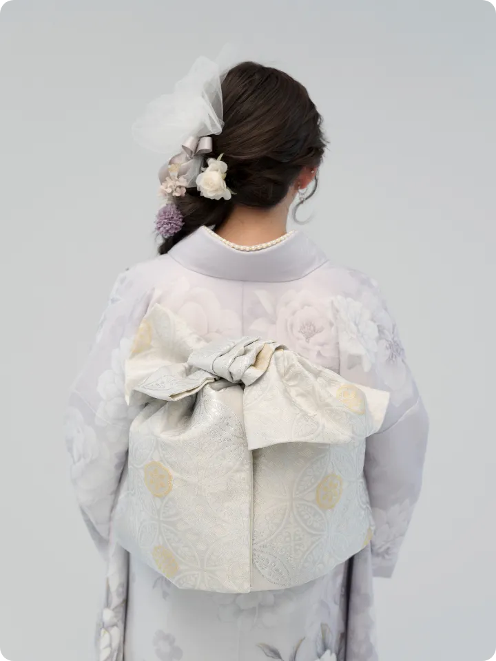 希空が着用するパール付くすみグレー振袖 AF-F003