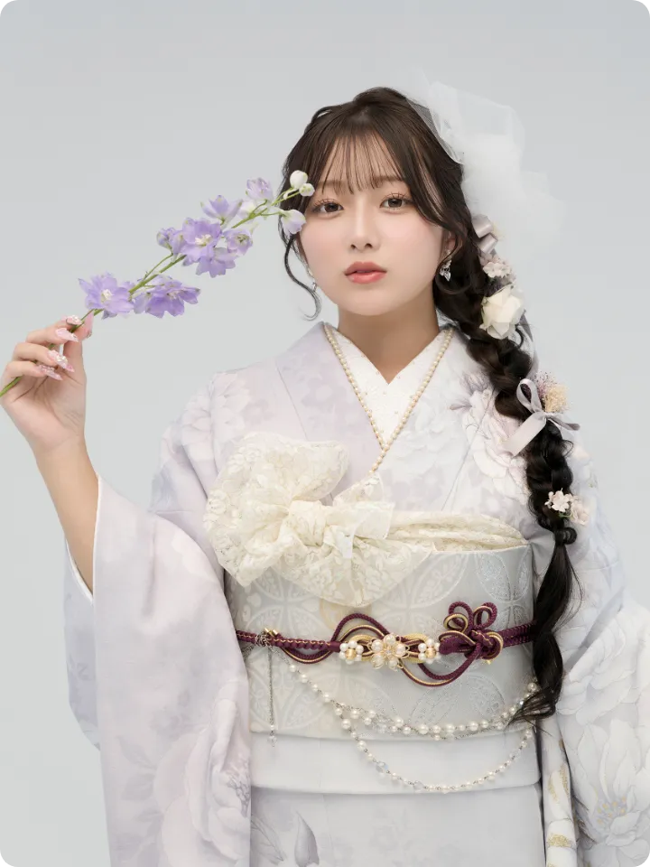 希空が着用するパール付くすみグレー振袖 AF-F003