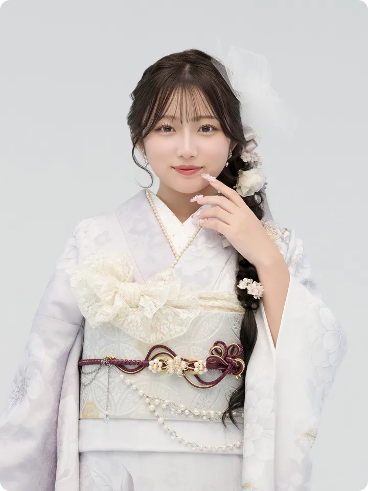 希空が着用するパール付くすみグレー振袖 AF-F003