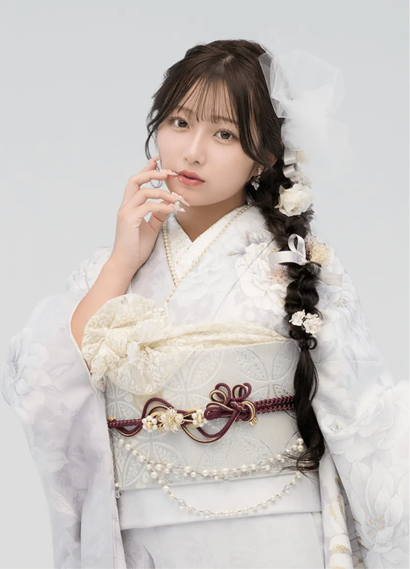 希空が着用するパール付くすみグレー振袖 AF-F003