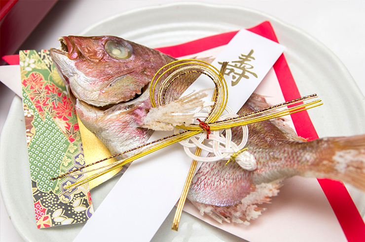 百日祝い（お食い初め）の鯛を華やかにするための飾り付けアイデア