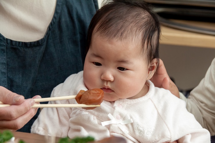 百日祝い（お食い初め）の料理は口につける？正しいやり方