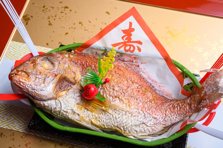 百日祝い（お食い初め）の鯛（たい）に飾り付けをして華やかに！アイテムや焼き方は？