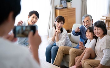 海外と日本の家族写真の考え方の違いとは？撮影のタイミングやコツ