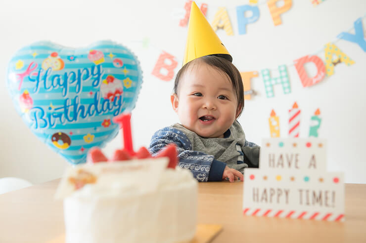 1歳誕生日は家族一緒にバースデーフォトで祝おう｜こども写真館