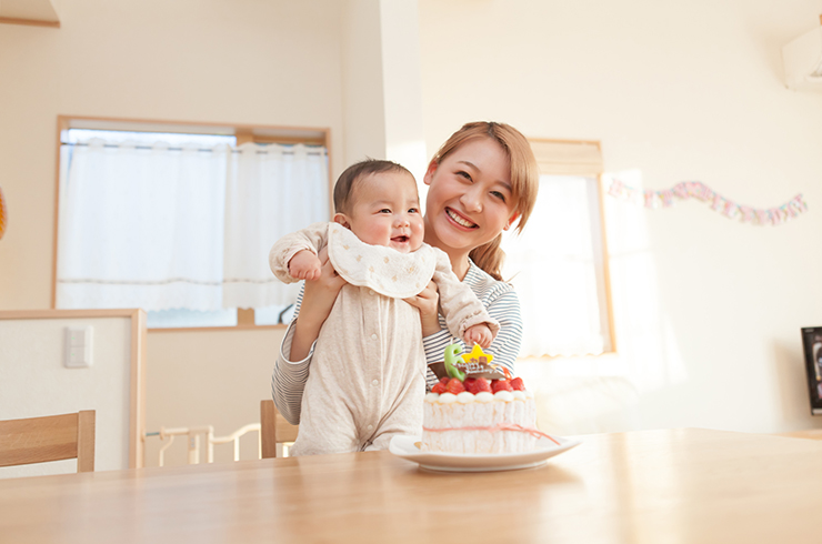 食べる、飾るだけではもったいない！ハーフバースデーケーキと撮影しよう