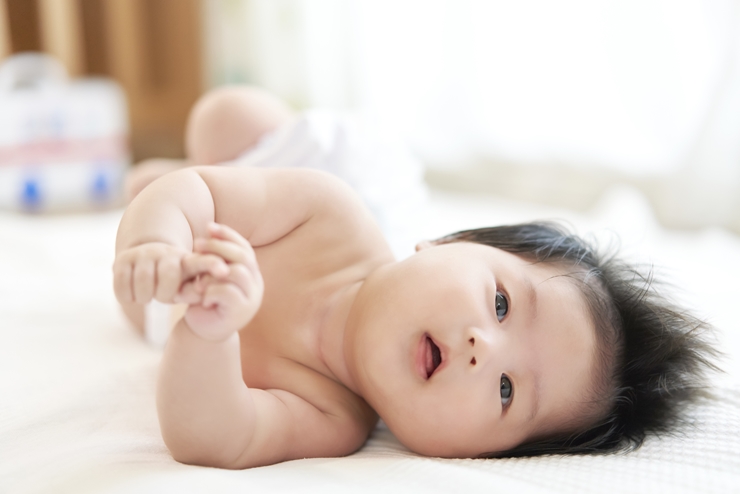 生後3カ月で寝返りをしたら?正しいサポート方法や注意点