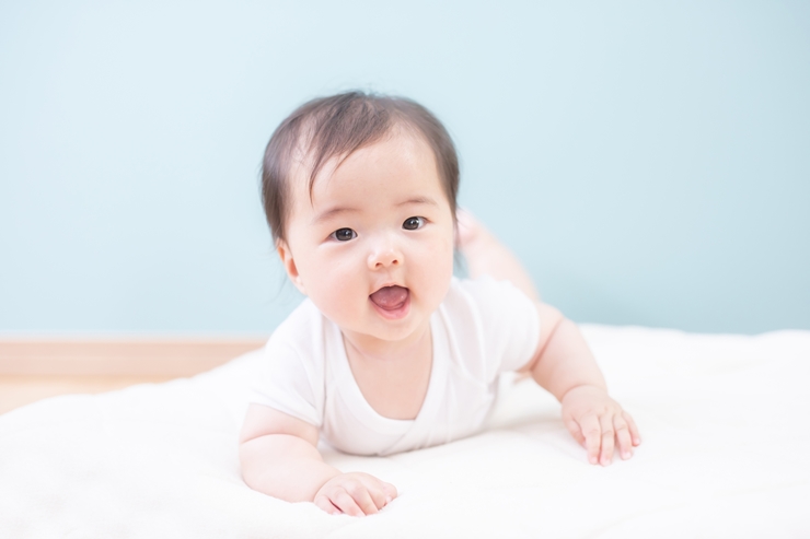 赤ちゃんの寝返りは成長の1歩