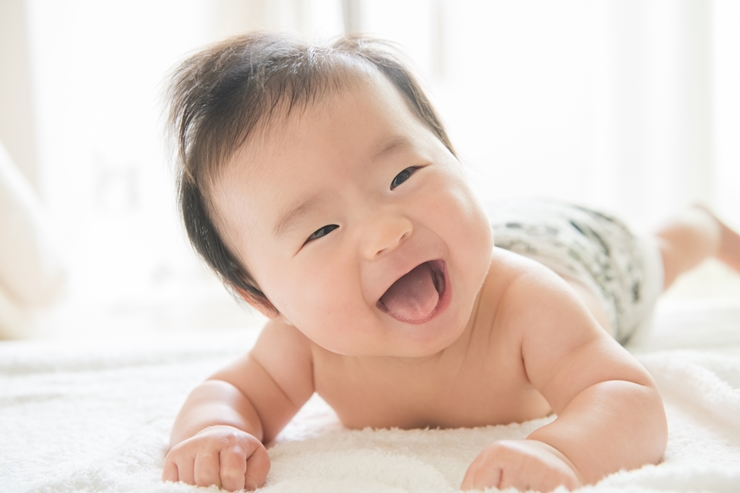 新生児はいつから笑うの？笑う理由や笑わせるコツも解説