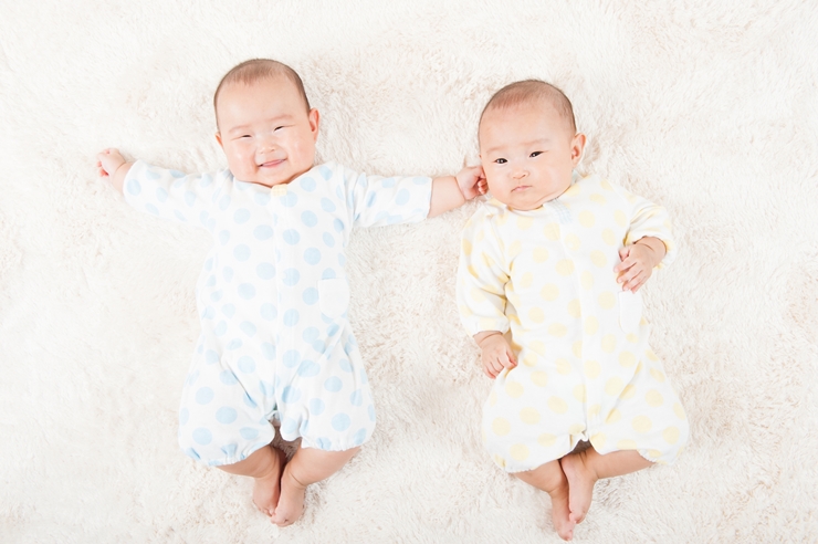 新生児はいつから笑うの 笑う理由や笑わせるコツも解説 こども写真館スタジオアリス 写真スタジオ フォトスタジオ