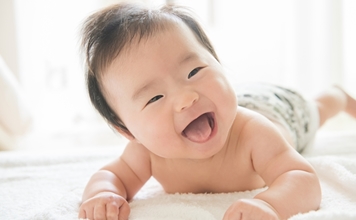 新生児はいつから笑うの？笑う理由や笑わせるコツも解説