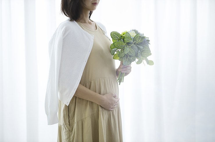 妊娠中の気になる部分を解消するマタニティフォトの服装は？
