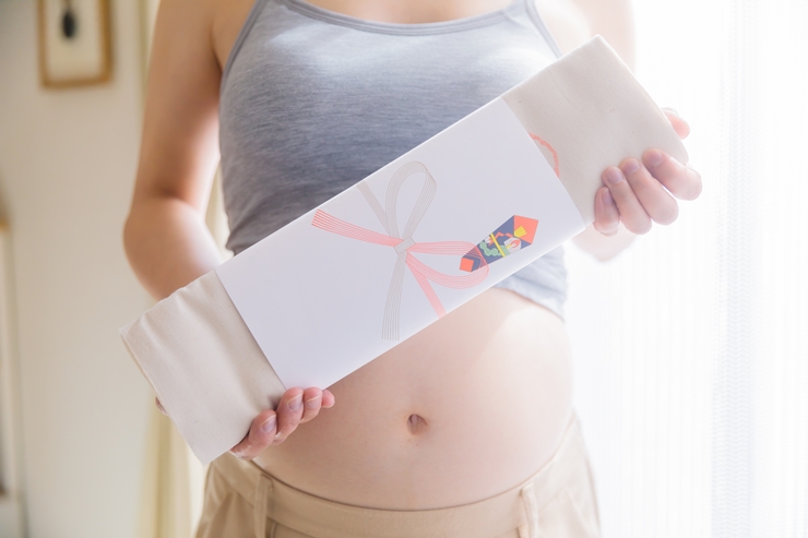戌の日の帯祝いには腹帯を巻く?安産祈願のマナーや腹帯の持参方法も
