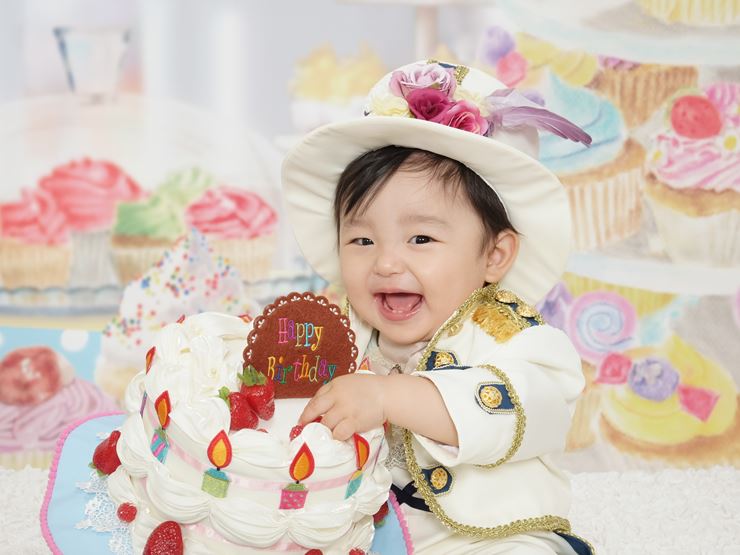 1歳のお誕生日にスタジオアリスで家族写真を撮ろう