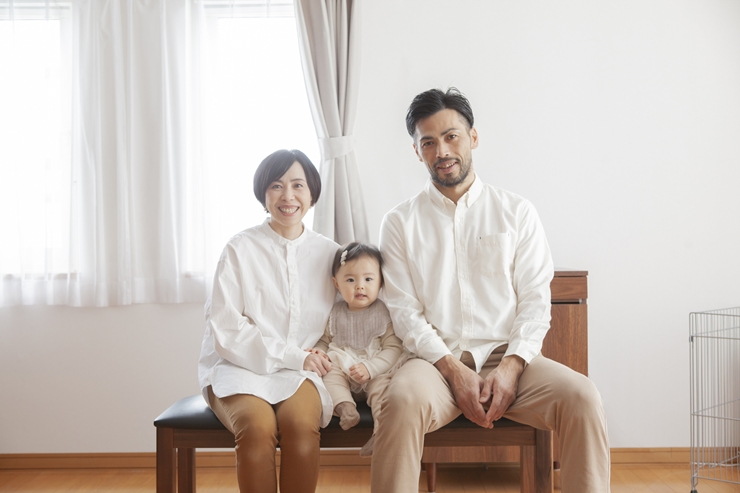 1歳の誕生日の家族写真|親の服装はフォーマルが適切?