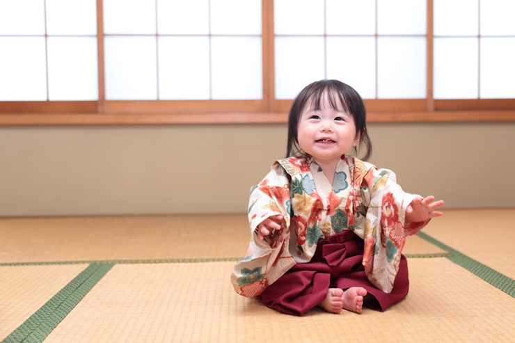 1歳誕生日は袴ロンパースを着せたい 和装や一升餅でお祝いしよう こども写真館スタジオアリス 写真スタジオ フォトスタジオ