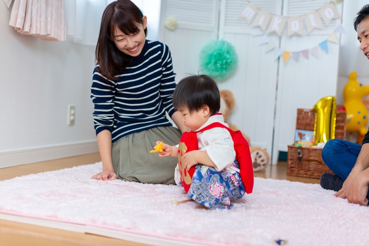 1歳の誕生日に袴ロンパースを着たら一升餅や選び取りにもトライ