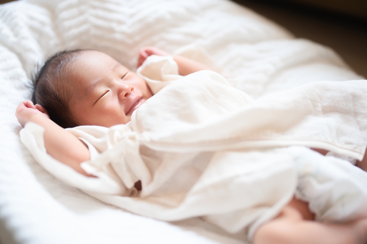 新生児が毛深い理由を徹底解説!背中やおでこの濃い産毛はいつまで続く?