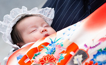 女の子のお宮参りはいつ？祝い着でとっておきの記念日を