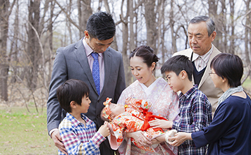 お宮参りの祖父母のお祝い金相場は？マナーを知って楽しくお祝いしよう