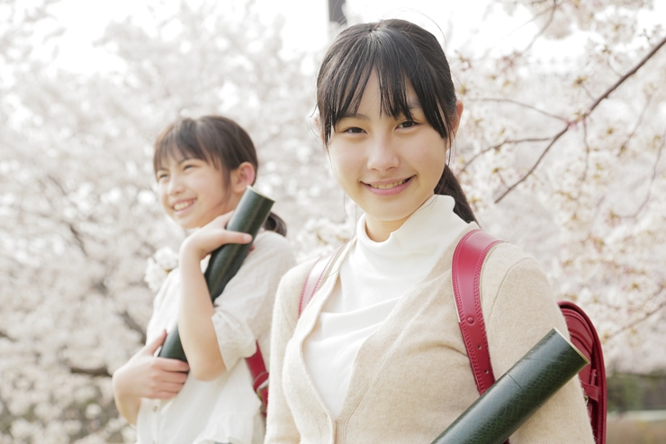 小学校の卒業式に記念写真を撮ろう!撮影のコツや服装アイデアも◎