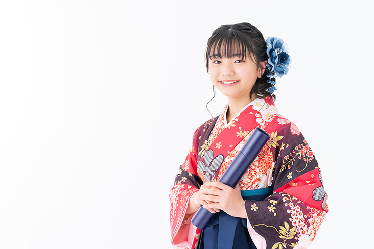 小学校の卒業式|袴姿の写真をフォトスタジオで撮影する方法も