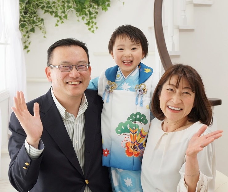 祖父母と一緒に初節句のお祝いをスタジオアリスで撮影しよう!