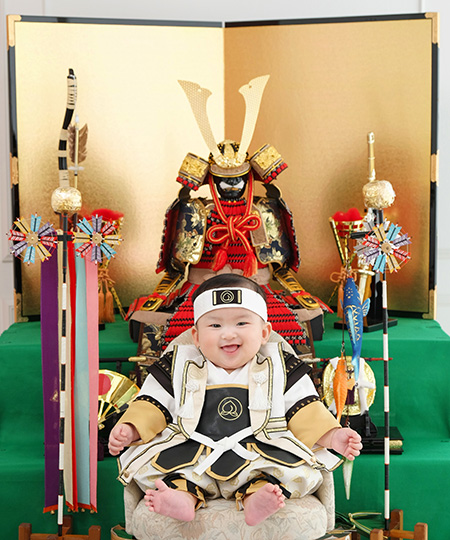 豪華なお飾りを背景に特別な1枚を