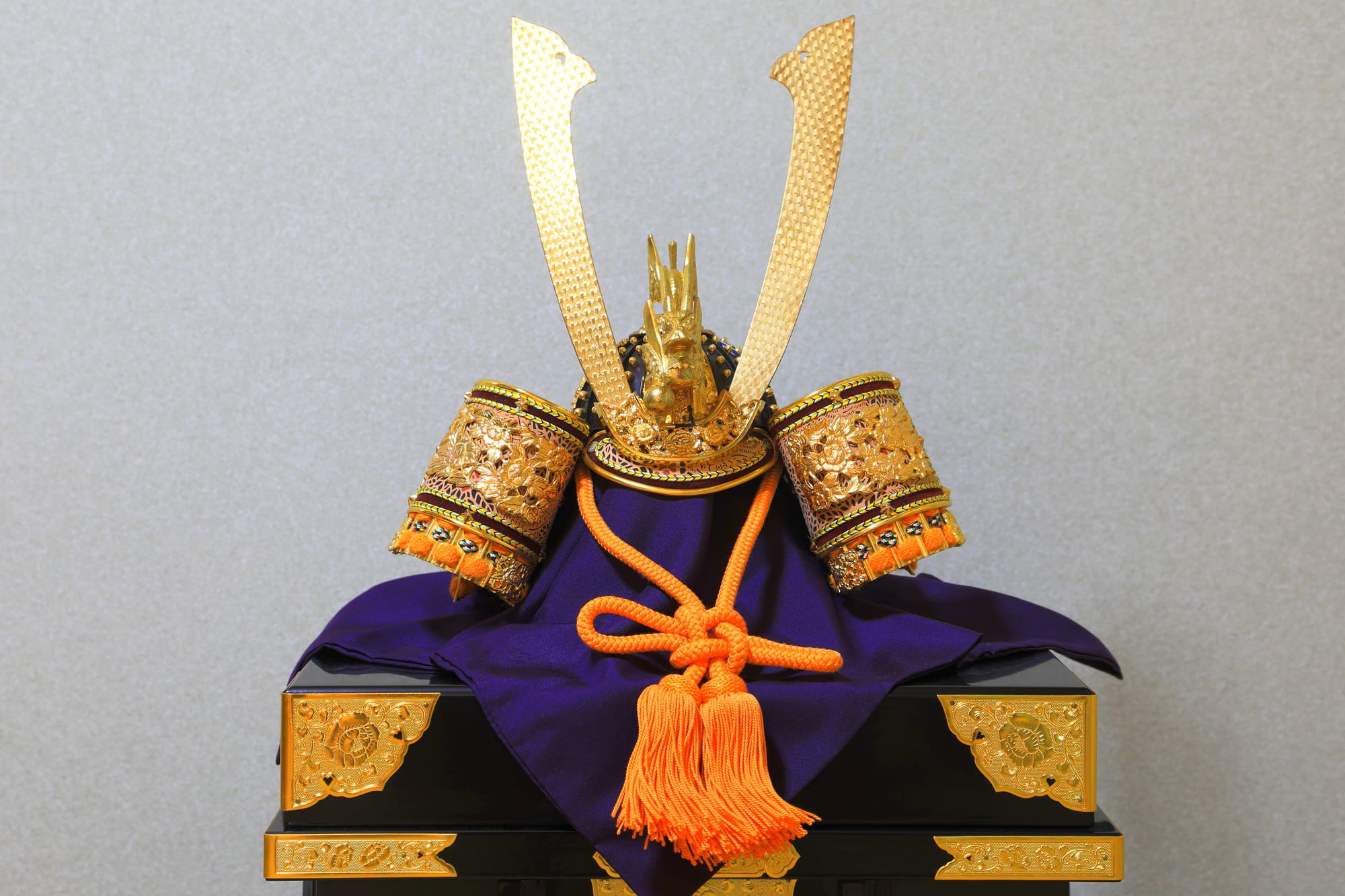 端午の節句に鎧兜を飾る理由とは？意味・飾り方と記念写真撮影アイデア