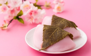 ひな祭りに桜餅を食べるのはなぜ？地域による違いや豆知識も紹介